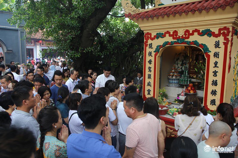 Hàng trăm người đổ về Phủ Tây Hồ cúng lễ trong ngày đầu amp;#34;tháng cô hồnamp;#34; - 4