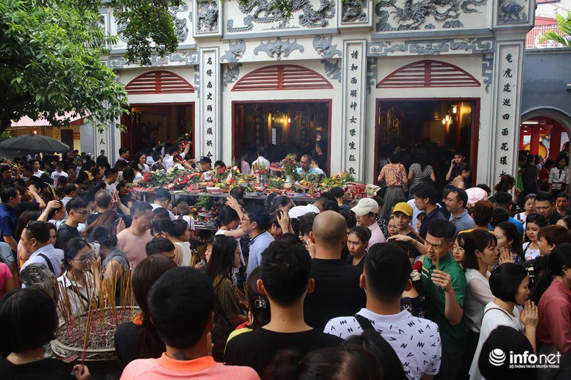 Hàng trăm người đổ về Phủ Tây Hồ cúng lễ trong ngày đầu amp;#34;tháng cô hồnamp;#34; - 5