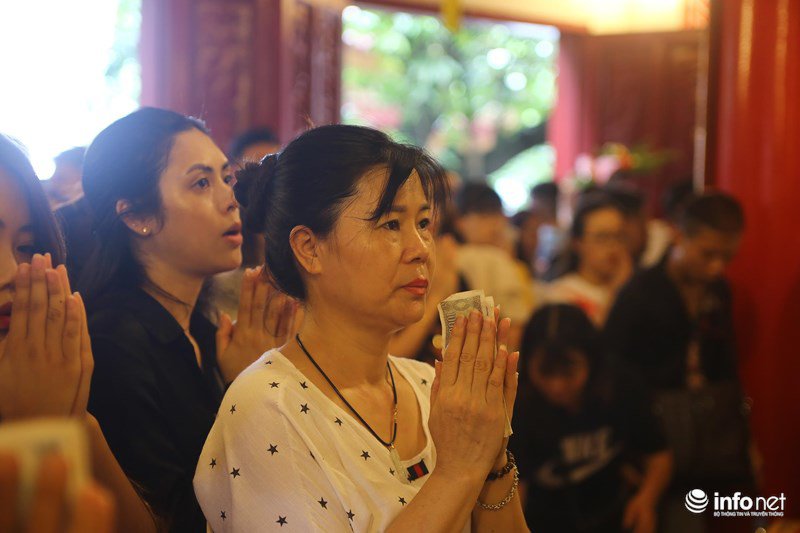 Hàng trăm người đổ về Phủ Tây Hồ cúng lễ trong ngày đầu amp;#34;tháng cô hồnamp;#34; - 6