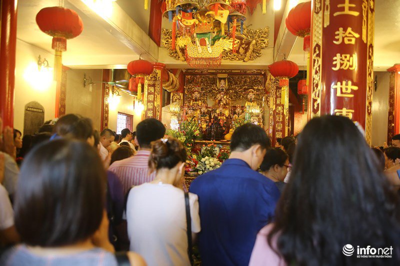 Hàng trăm người đổ về Phủ Tây Hồ cúng lễ trong ngày đầu amp;#34;tháng cô hồnamp;#34; - 7