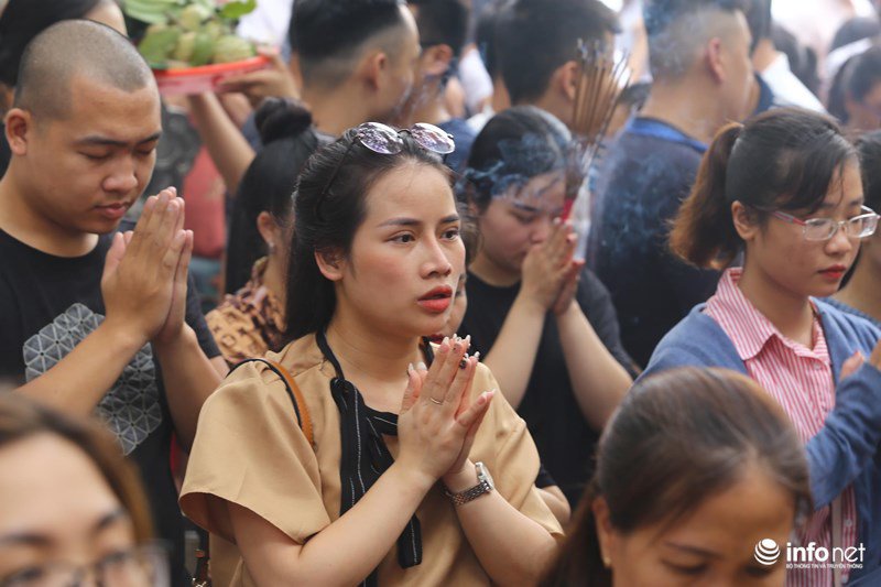 Hàng trăm người đổ về Phủ Tây Hồ cúng lễ trong ngày đầu amp;#34;tháng cô hồnamp;#34; - 8