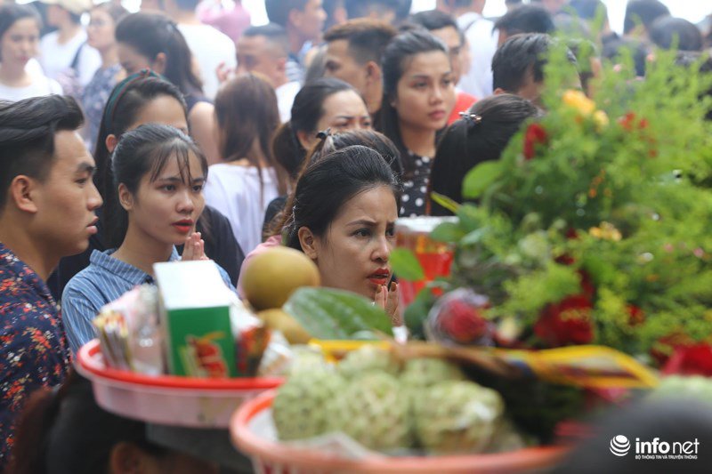 Hàng trăm người đổ về Phủ Tây Hồ cúng lễ trong ngày đầu amp;#34;tháng cô hồnamp;#34; - 9