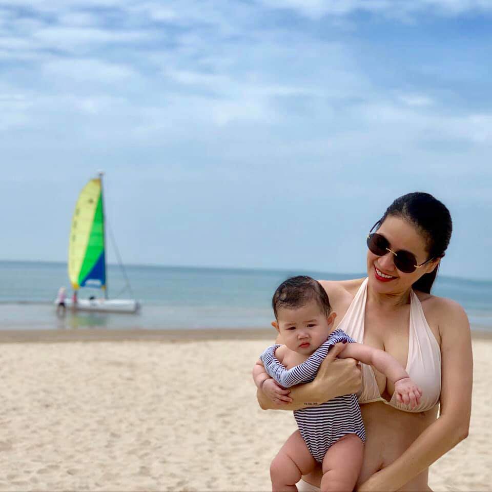 Mẹ U40 chụp ảnh tình cảm với con gái, dân mạng lại xuýt xoa bộ ngực amp;#34;trữ sữaamp;#34; - 3