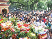 Tin tức - Hàng trăm người đổ về Phủ Tây Hồ cúng lễ trong ngày đầu "tháng cô hồn"