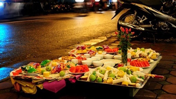 Tháng cô hồn: Mâm cỗ cúng và bài cúng mùng 1, rằm tháng 7 như thế nào - 1