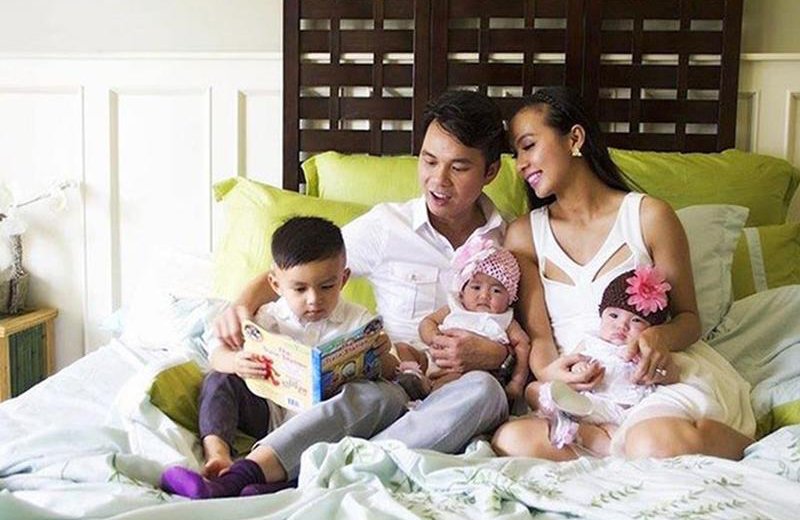 MC Huyền Ny được nhiều người ngưỡng mộ với gia đình hạnh phúc cùng 3 đứa con đáng yêu. Vậy nhưng ít ai biết rằng khi sinh cặp song sinh 3 bé gái, cô đã gặp phải biến chứng cực nguy hiểm.
