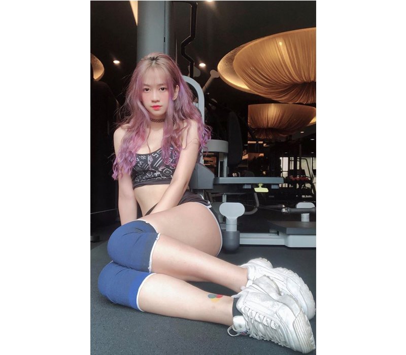 Lê Xuân Anh, hay còn được biết tới với cái tên Lê Bống, là hotgirl phòng gym được nhiều cộng đồng mạng Việt quan tâm bởi sở hữu gương mặt sáng cùng vóc dáng hoàn hảo, khỏe khoắn.
