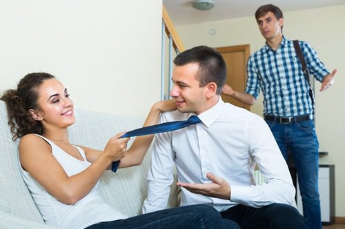 Bắt quả tang vợ vào nhà nghỉ với bạn cũ, chồng vẫn thua kiện vì lý do không thể ngờ - 1