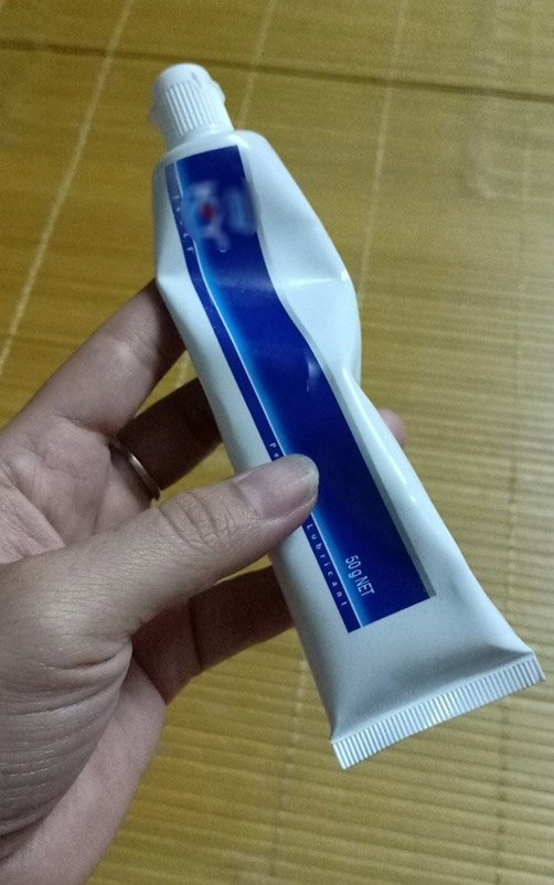 Vợ phát hiện tuýp thuốc lạ khi đang chiến tranh lạnh với chồng, biết công dụng mà amp;#34;sôi máuamp;#34;  - 1
