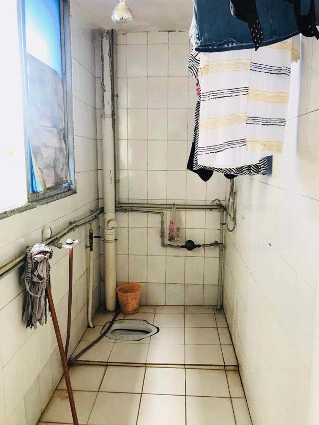 Đang tắm thì nghe giọng nói kỳ lạ, cô gái phát hiện điều kinh hoàng ông chủ nhà trọ làm - 2