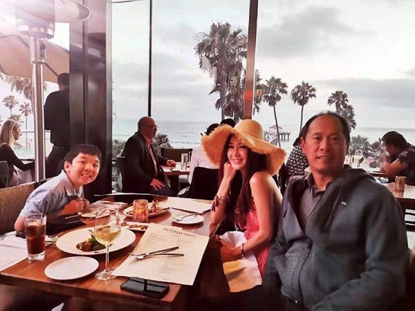 Đâu ngờ Phan Kim Liên lẳng lơ nhất màn ảnh đã U60, có ông chồng soái ca như thế này - 1