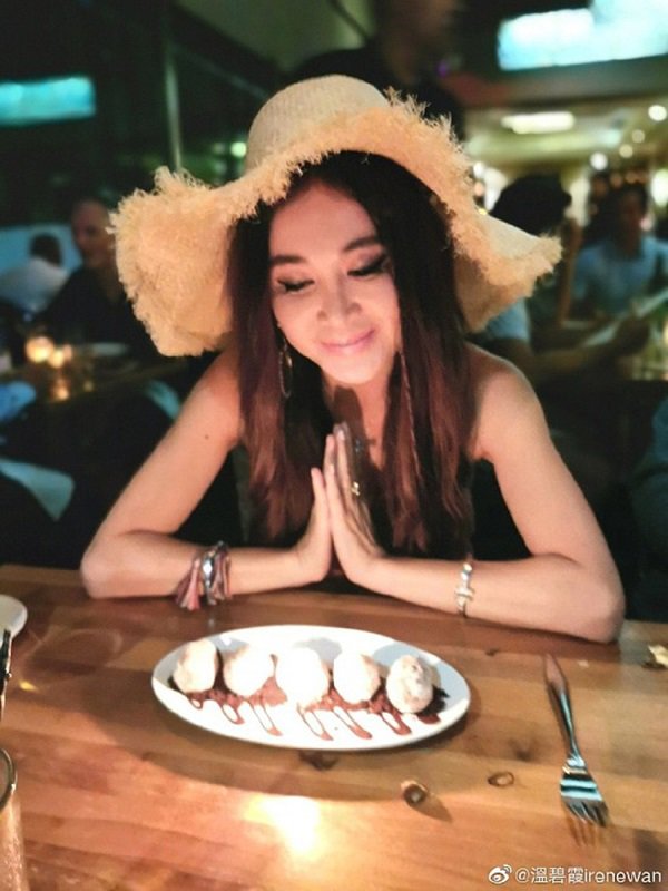 Đâu ngờ Phan Kim Liên lẳng lơ nhất màn ảnh đã U60, có ông chồng soái ca như thế này - 2