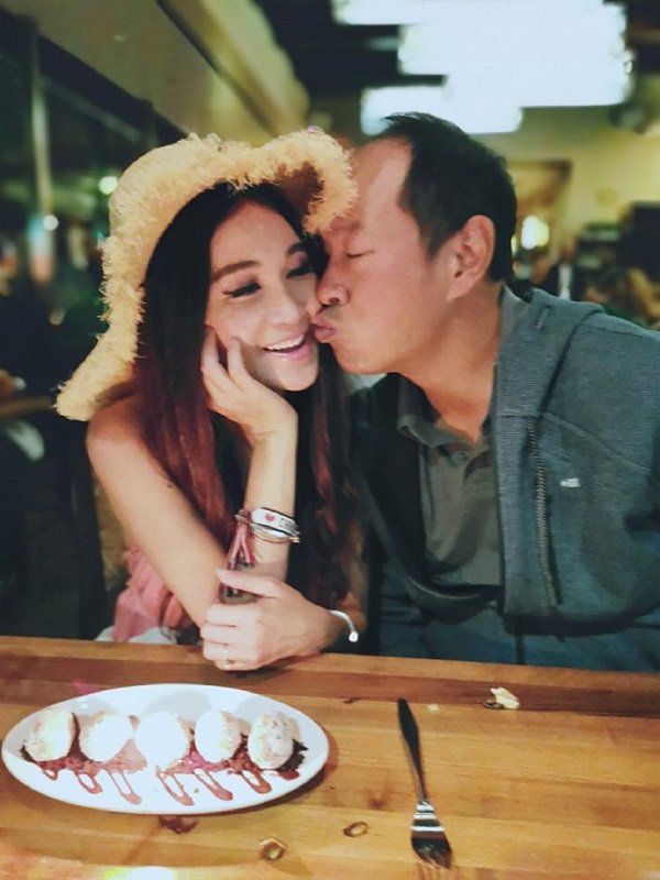 Đâu ngờ Phan Kim Liên lẳng lơ nhất màn ảnh đã U60, có ông chồng soái ca như thế này - 4