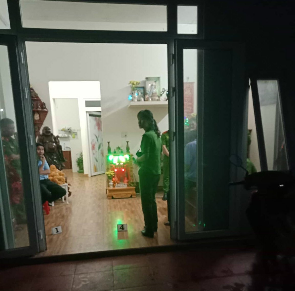 Thực nghiệm hiện trường vụ vợ vắng nhà, ông chủ khống chế cô giúp việc rồi cưỡng bức - 3