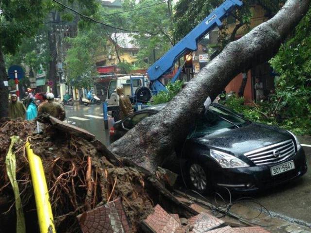Bão số 3 đổ bộ, tại Hà Nội nhiều tuyến đường ngập nước, gió lớn quật cây cối ngổn ngang