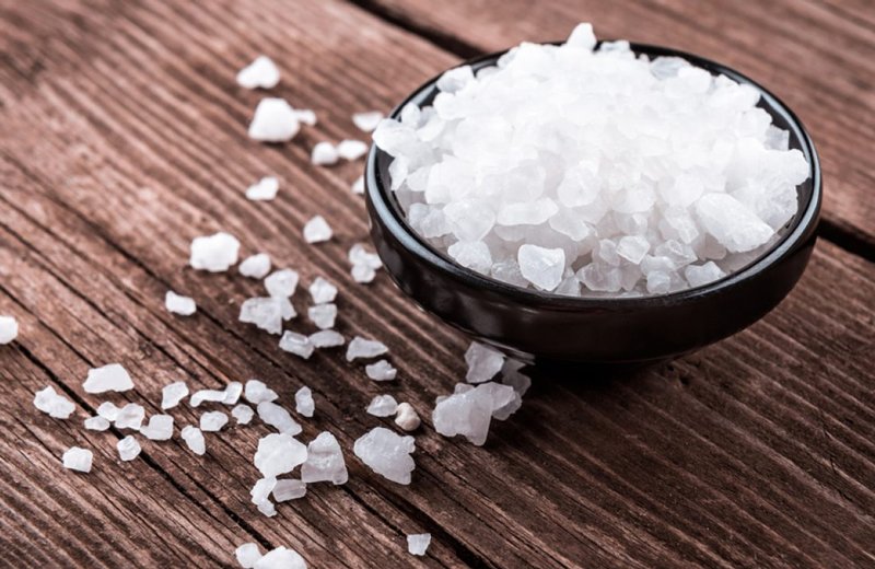 Nhiều người tin rằng rắc muối có thể xua đuổi tà ma, đem lại may mắn cho con người. Vì vậy họ còn rắc muối ở trong nhà và trước cửa nhà. 
