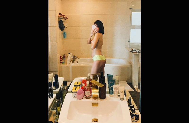 Hôm qua (ngày 2/8), 6 tuần sau đám cưới, MC Phương Mai đăng tải trên trang cá nhân một bức ảnh bán nude lộ rõ vòng 2 và thông báo tin mình đang mang thai bé đầu lòng cho chồng ngoại quốc.
