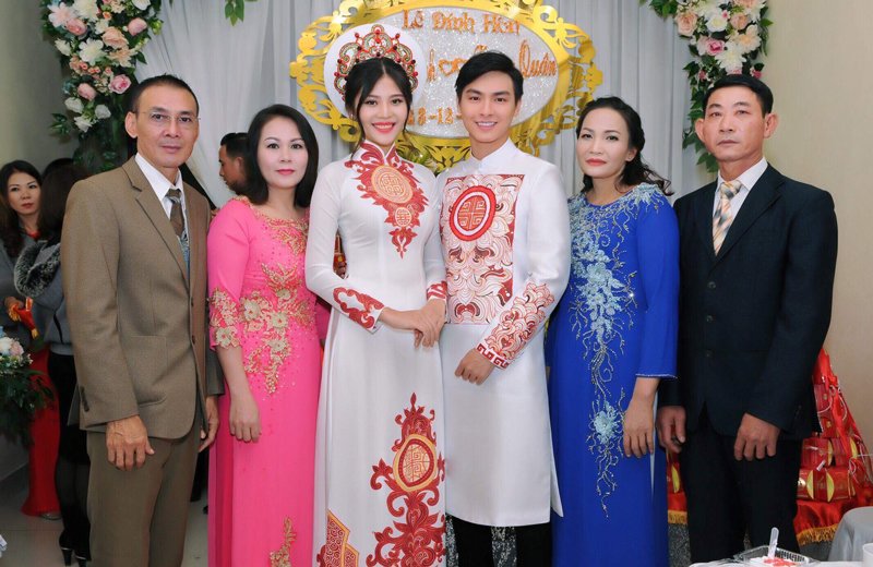 Một sao Việt khác cũng dính nghi án "cưới chạy bầu" là Chúng Huyền Thanh. Nguyên nhân là khi đã vào đến vòng chung kết cuộc thi Hoa hậu Hoàn Vũ Việt Nam 2017, cô lại bất ngờ xin rút lui và lên xe hoa sau đó không lâu. 
