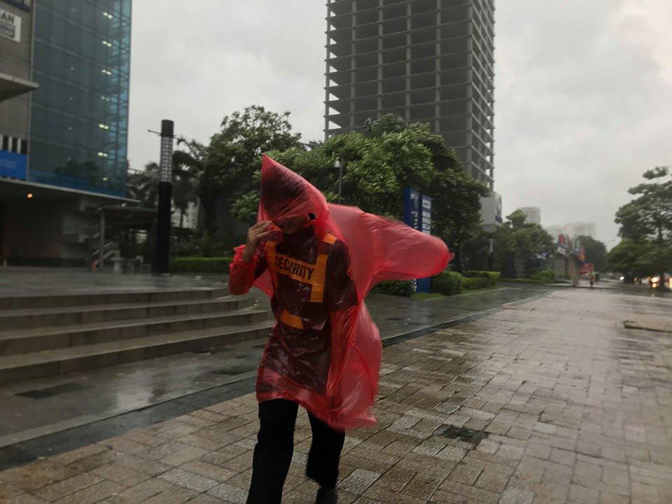 Bão số 3 đổ bộ, tại Hà Nội nhiều tuyến đường ngập nước, gió lớn quật cây cối ngổn ngang - 10