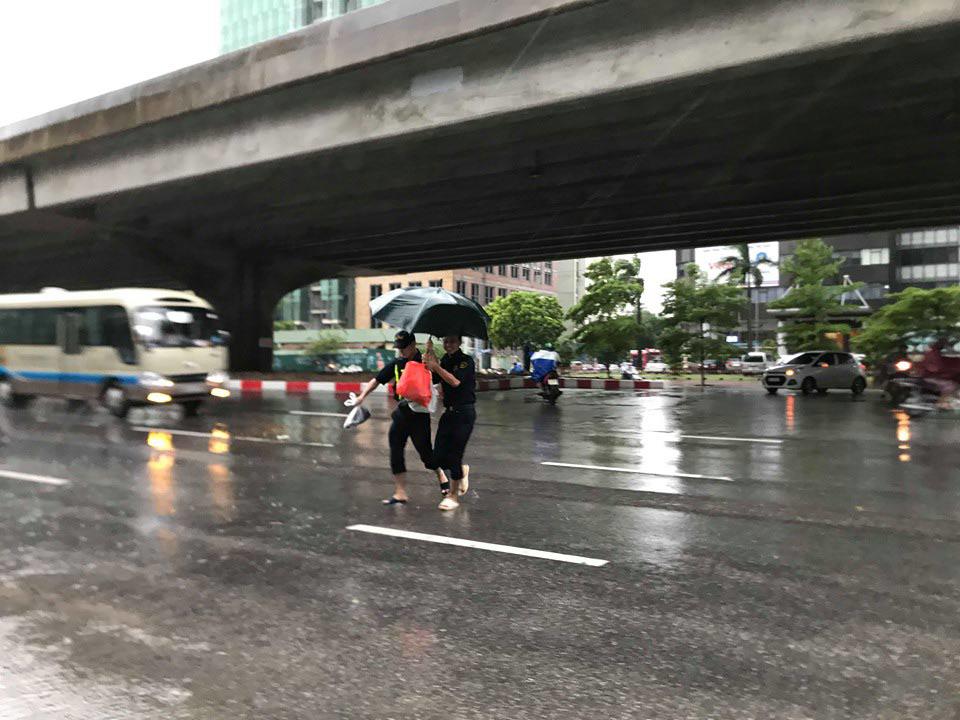 Bão số 3 đổ bộ, tại Hà Nội nhiều tuyến đường ngập nước, gió lớn quật cây cối ngổn ngang - 12