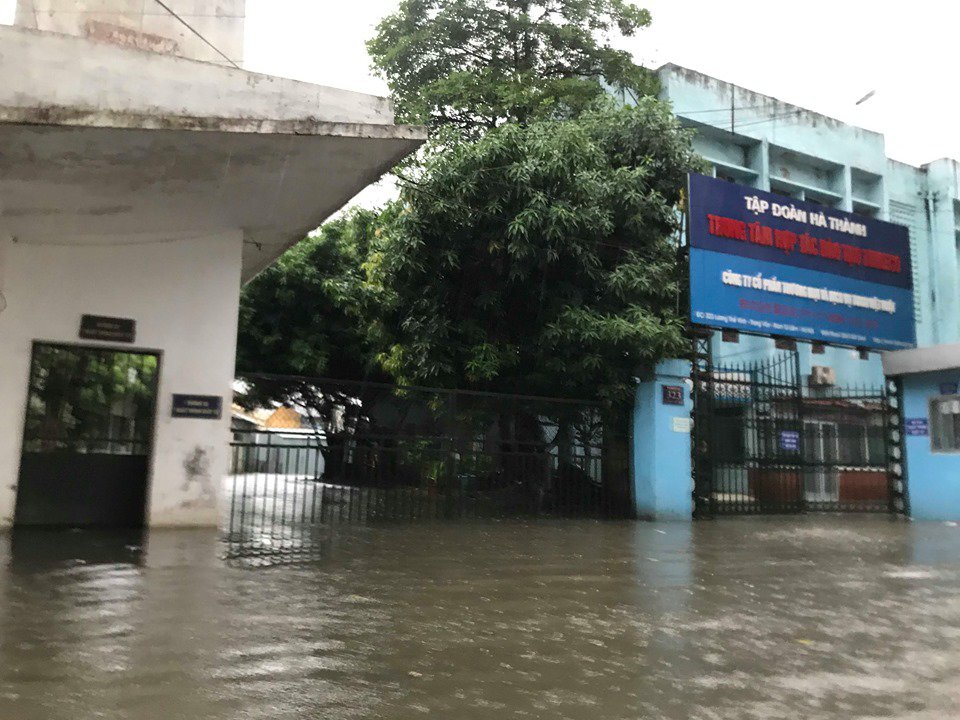 Bão số 3 đổ bộ, tại Hà Nội nhiều tuyến đường ngập nước, gió lớn quật cây cối ngổn ngang - 13