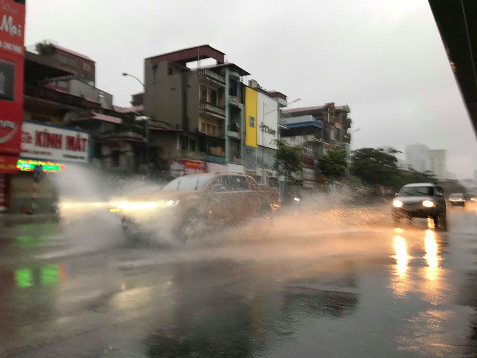 Bão số 3 đổ bộ, tại Hà Nội nhiều tuyến đường ngập nước, gió lớn quật cây cối ngổn ngang - 2