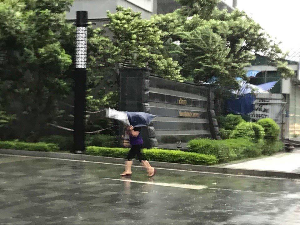 Bão số 3 đổ bộ, tại Hà Nội nhiều tuyến đường ngập nước, gió lớn quật cây cối ngổn ngang - 9