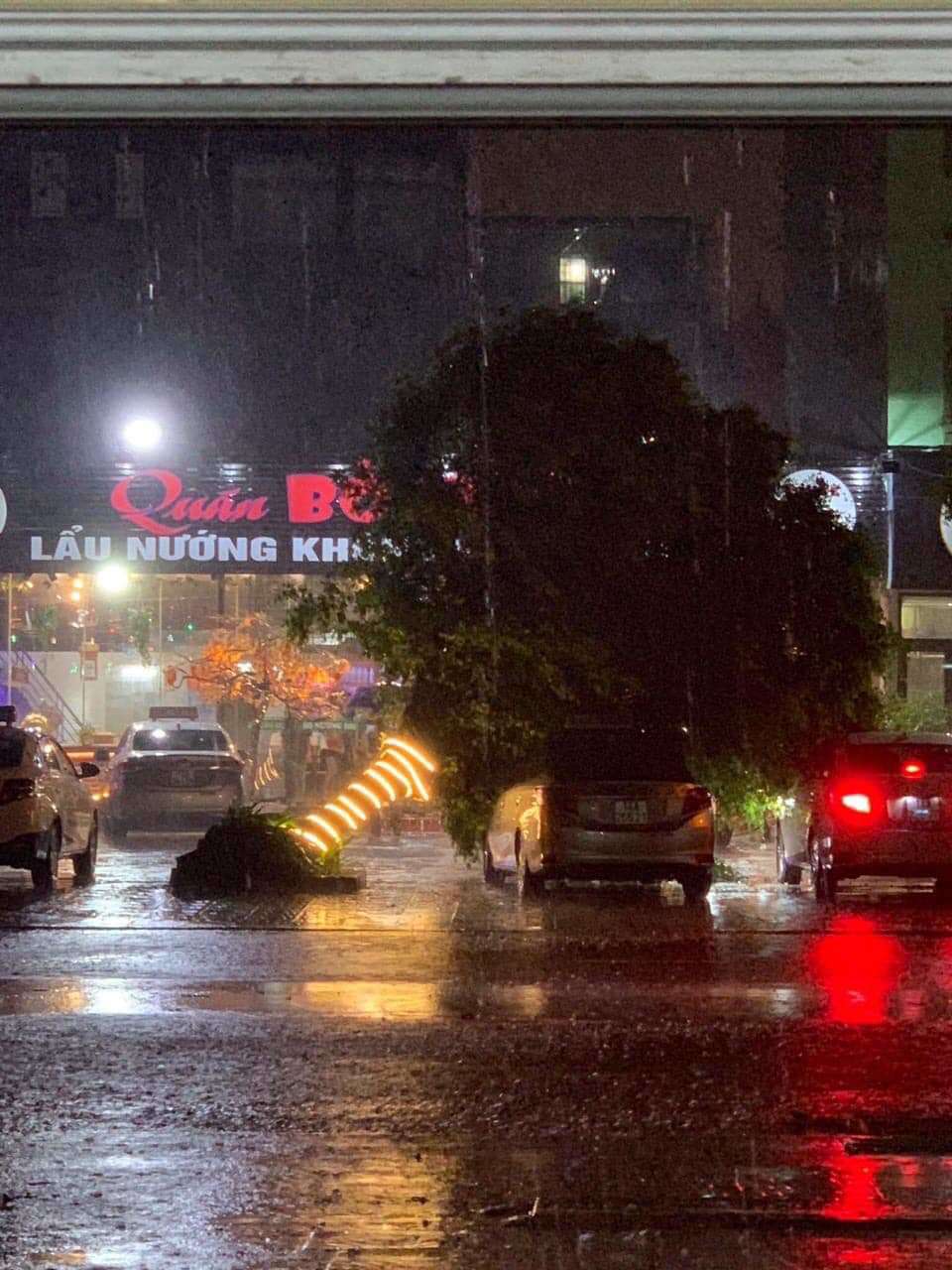 Diễn biến mới về cơn bão số 3 đổ bộ đất liền trong đêm, gây mưa lớn gió giật mạnh - 1