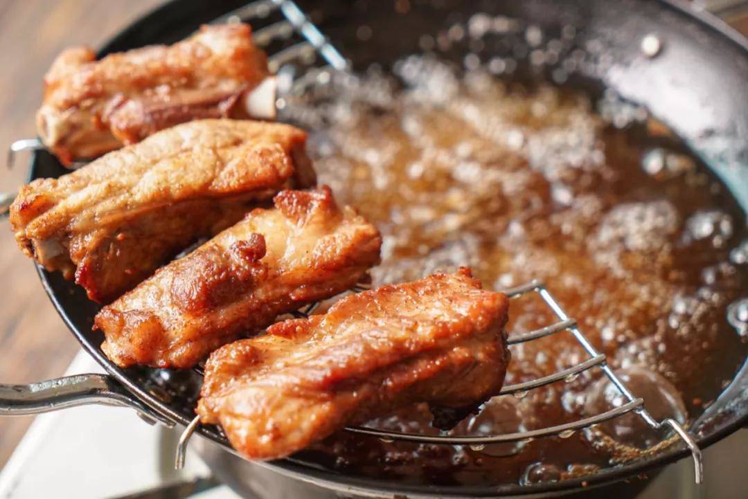 Ngày mưa làm sườn xóc tỏi tuyệt ngon, thơm lừng amp;#34;điếcamp;#34; mũi hàng xóm - 3