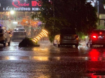 Diễn biến mới về cơn bão số 3 đổ bộ đất liền trong đêm, gây mưa lớn gió giật mạnh