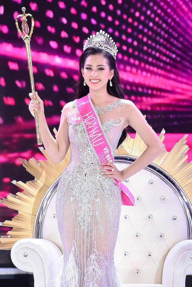 Xuất hiện trên thảm đỏ Miss World VN 2019, Hoa hậu Tiểu Vy chiếm sóng với vòng 1 phổng phao - 3
