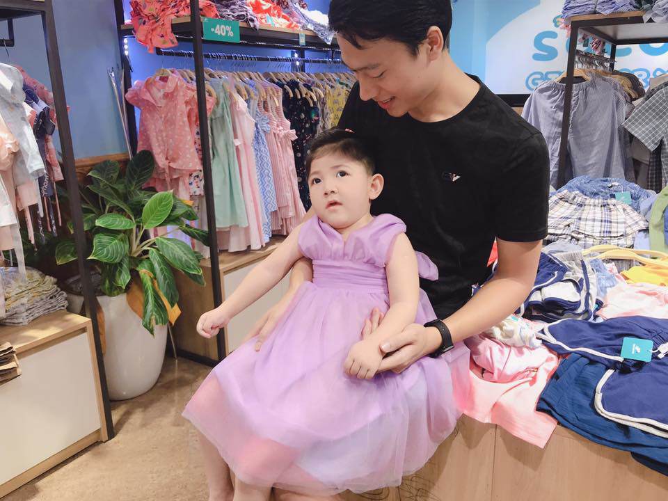 me nuoi ban cham con mon, be lao cai suy dinh duong duoc doi xu theo cach nay - 7