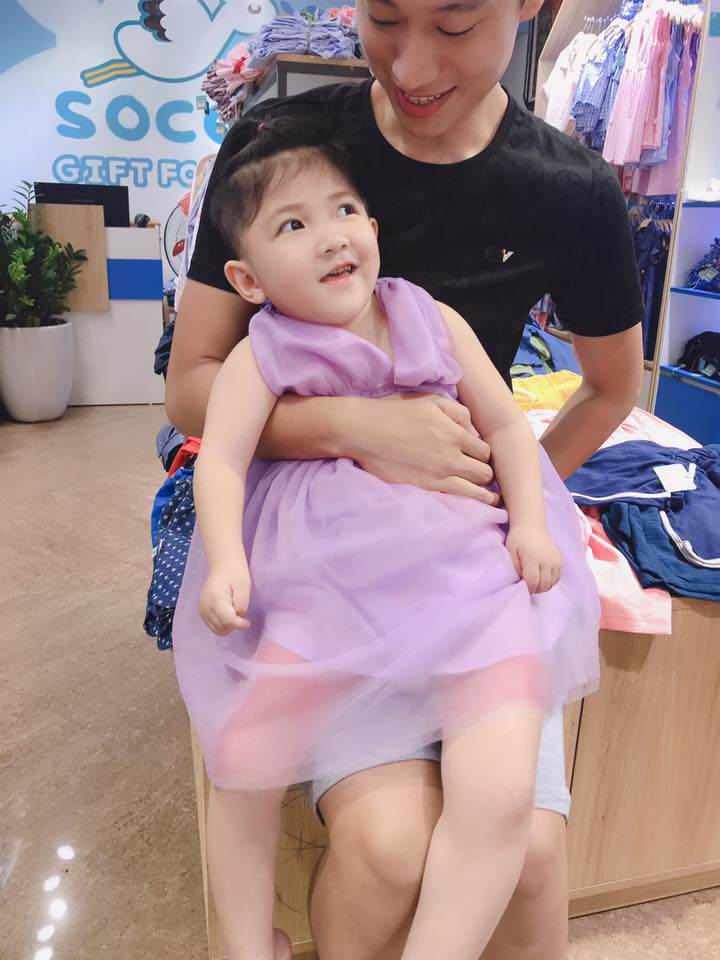 me nuoi ban cham con mon, be lao cai suy dinh duong duoc doi xu theo cach nay - 6