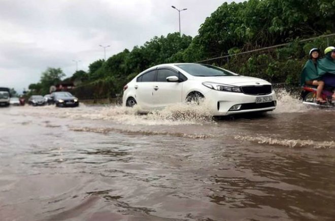 Người dân Hà Nội hì hục tát nước ngập vào nhà, ra sông Kim Ngưu vớt hàng chục kg cá - 4