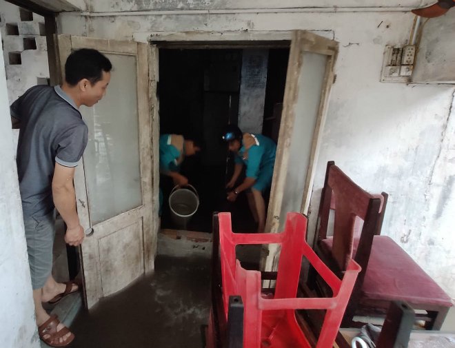 Người dân Hà Nội hì hục tát nước ngập vào nhà, ra sông Kim Ngưu vớt hàng chục kg cá - 8