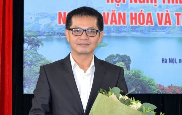NSND Trung Hiếu: “Một giờ làm quan” và cuộc sống bên vợ trẻ xinh như hoa hậu - 4