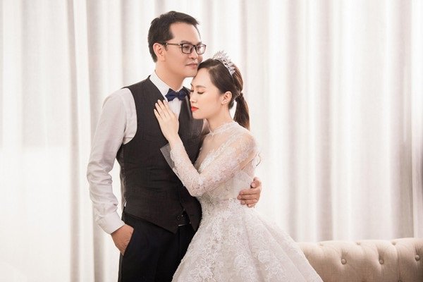 NSND Trung Hiếu: “Một giờ làm quan” và cuộc sống bên vợ trẻ xinh như hoa hậu - 5