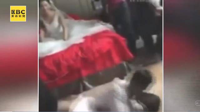 chu re dung truoc phu dau: nguoi liec mat dua tinh, ke om hon ngau nghien truoc mat co dau - 5
