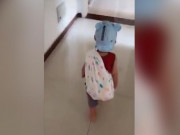 Clip Eva - Chết cười em bé hờn dỗi, đeo tay nải đòi đi bụi