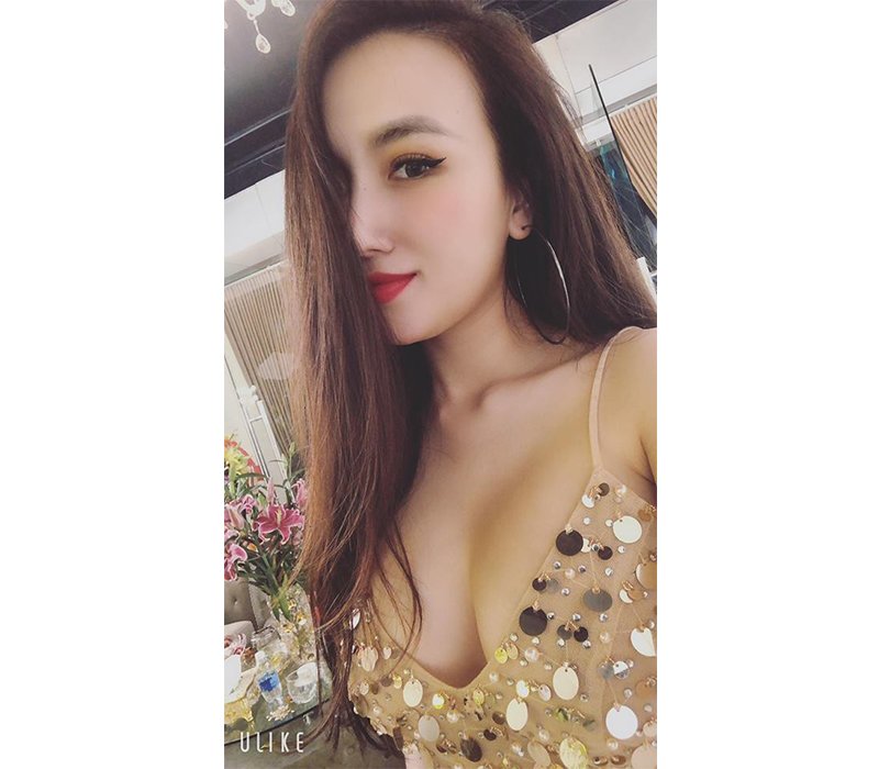 Tuy chỉ là một bức hình selfie đơn giản nhưng bà xã của Khắc Việt đã khiến bao người “chết đứ đừ” vì vòng 1 quá hot.
