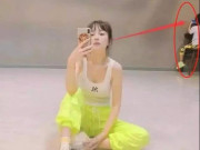 Làm mẹ - Mẹ khoe ảnh tự sướng sexy nhưng dân mạng phẫn nộ con gái phía sau chơi trò "quá lứa tuổi"