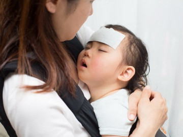 Cách chăm sóc trẻ bị sốt virut tại nhà, mẹ nên biết