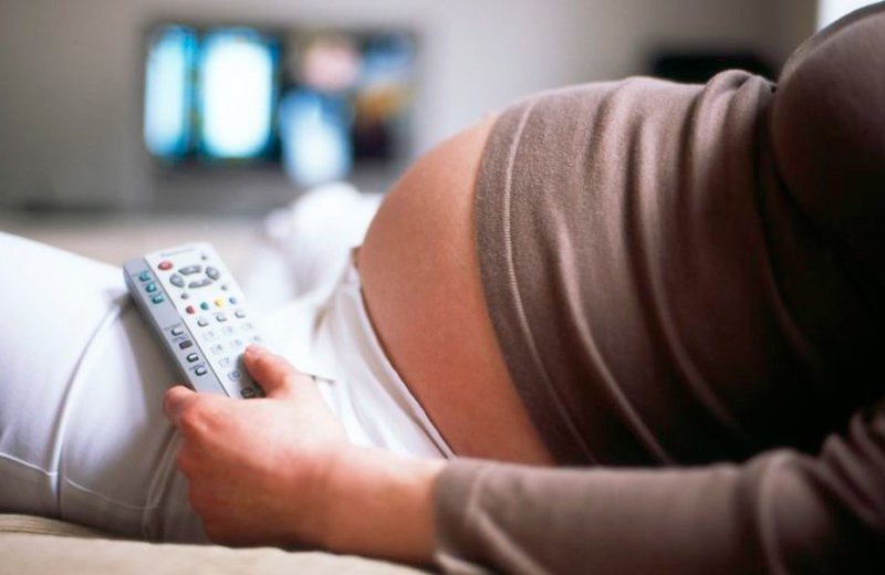 Xem TV trong khi ăn tưởng chừng là một thói quen phổ biến và vô hại. Tuy nhiên, các nhà khoa học Canada đã chứng minh phụ nữ mang thai xem TV trong khi đang ăn sẽ có xu hướng tiếp tục thói quen đó trong thời kỳ cho con bú và làm tăng nguy cơ béo phì ở trẻ. 
