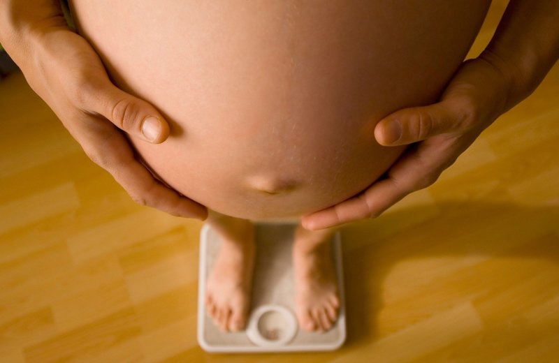 Theo nghiên cứu đăng trên tờ PLoS Medicine, những bà mẹ tăng cân quá mức trong quá trình mang thai có thể ảnh hưởng đến các cơ chế cân bằng năng lượng như kiểm soát sự thèm ăn ở con cái con sau này
