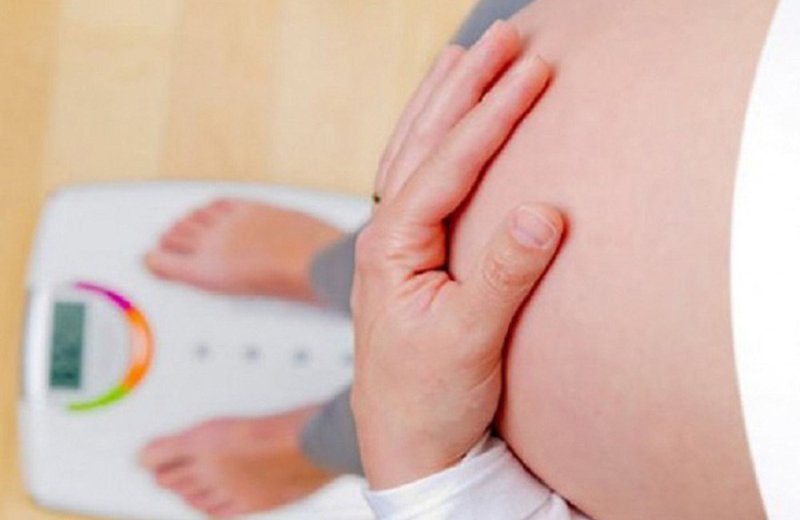 Các nhà nghiên cứu cho hay việc tăng cân trong thời kỳ mang thai cũng có thể làm tăng nguy cơ bị thừa cân hoặc béo phì. Theo nghiên cứu, trong suốt thai kỳ, mẹ bầu tăng từ 10 đến 15 kg là hợp lý.
