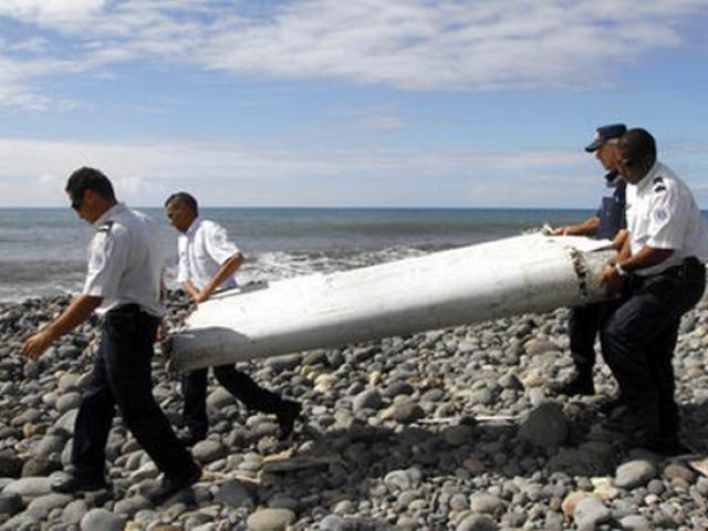 Mảnh vỡ máy bay MH370 hé lộ điều khủng khiếp và dấu vết tìm manh mối