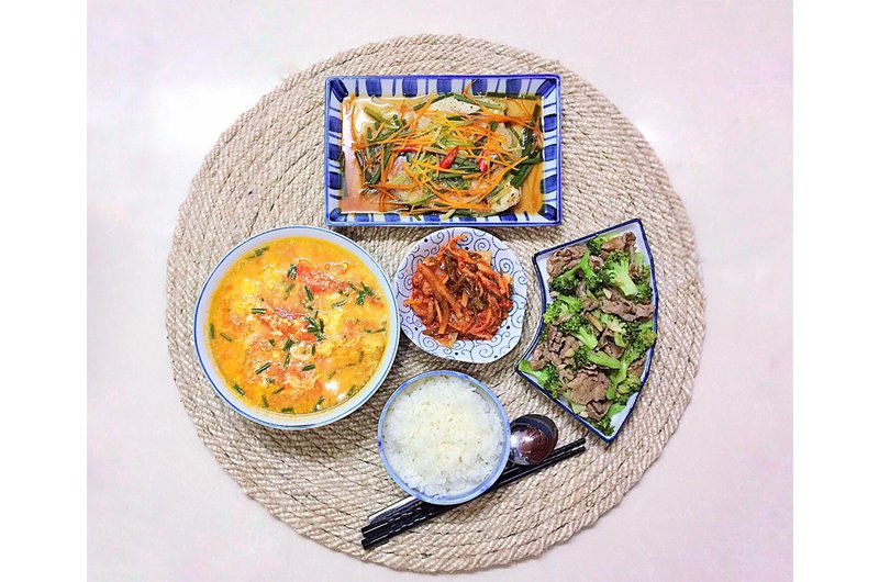 Hà Trang tâm sự, để có được một bữa ăn ngon cho gia đình thì trước tiên, người nấu nên có kiến thức về thực phẩm, dinh dưỡng để còn biết kết hợp gia vị với nhau tạo nên 1 món ăn ngon, bổ dưỡng.
