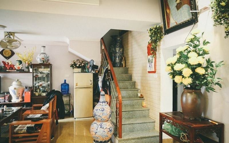 Cầu thang lên phòng gác xếp tầng 3 - nơi ở của con trai út diễn viên Chu Hùng.
