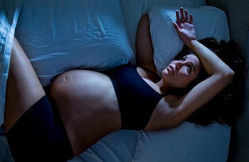 Theo các chuyên gia, mẹ bầu ngủ không đủ sẽ khiến cơ thể bị suy nhược, điều này ảnh hưởng lớn đế sức khỏe thai nhi, bé sẽ dễ bị suy dinh dưỡng bào thai và hoạt động hình thành của não bộ.
