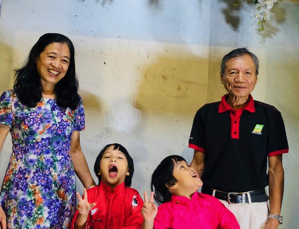 gan 50 moi len xe hoa, ba me van de sinh doi, ra duong bi nham la ba cua con - 1